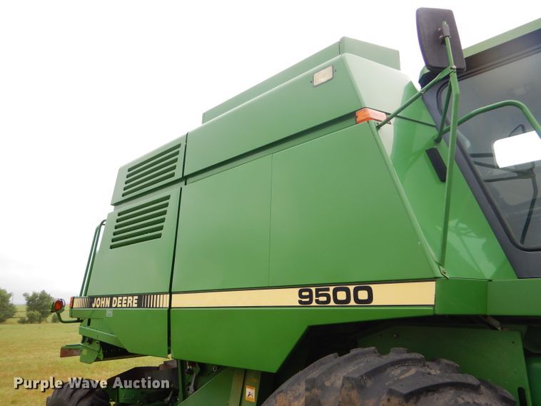 image for item GH9624 1993 John Deere 9500 combine