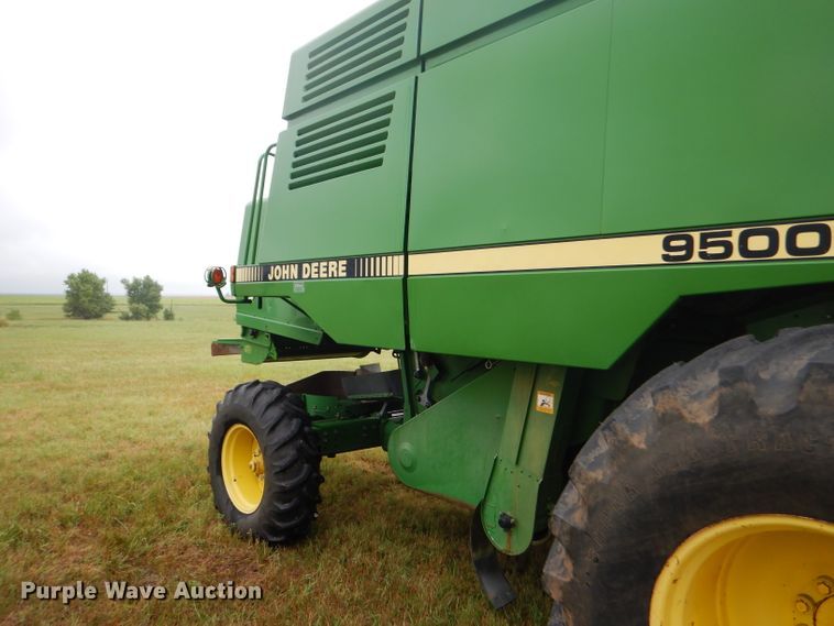 image for item GH9624 1993 John Deere 9500 combine