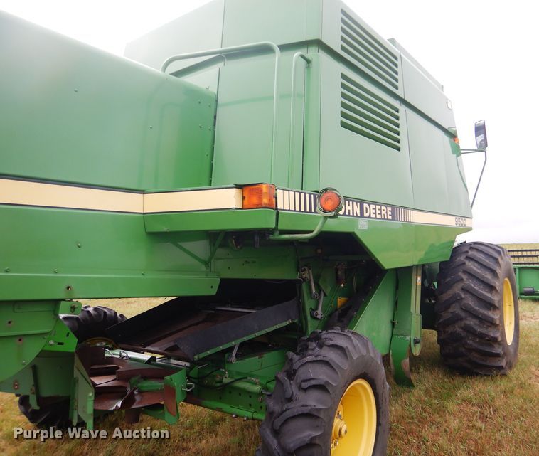 image for item GH9624 1993 John Deere 9500 combine