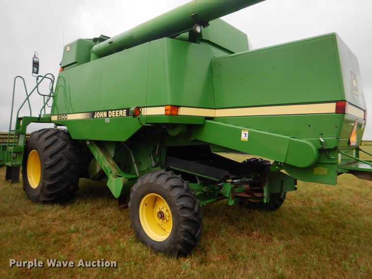 image for item GH9624 1993 John Deere 9500 combine