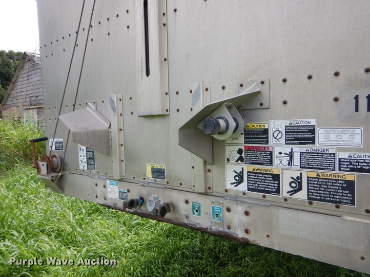 image for item GH9629 1998 Wilson Silver Star livestock trailer