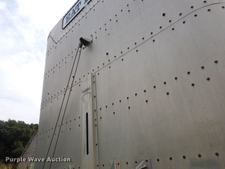 image for item GH9629 1998 Wilson Silver Star livestock trailer