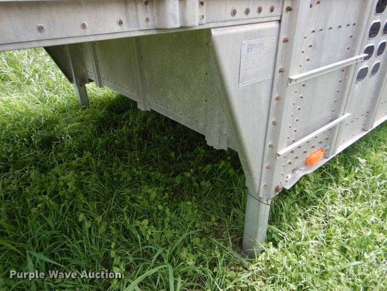 image for item GH9629 1998 Wilson Silver Star livestock trailer