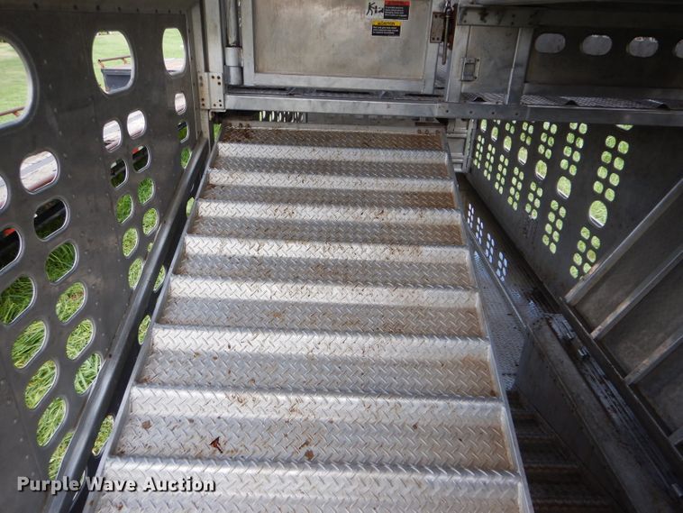 image for item GH9629 1998 Wilson Silver Star livestock trailer