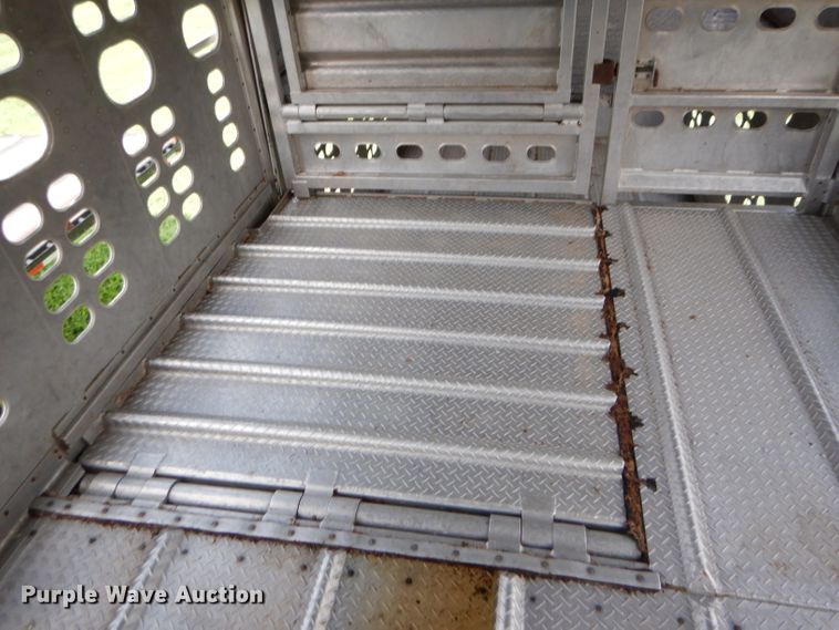 image for item GH9629 1998 Wilson Silver Star livestock trailer