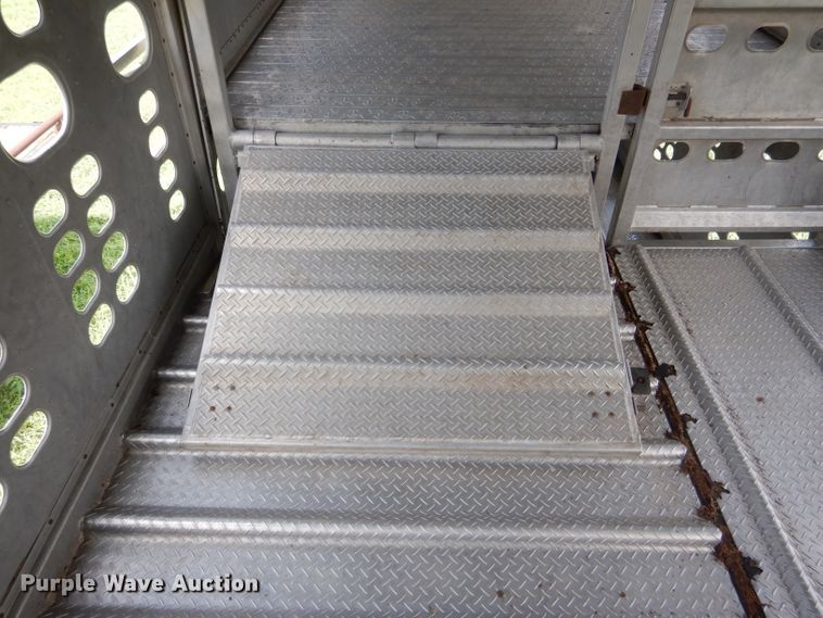 image for item GH9629 1998 Wilson Silver Star livestock trailer