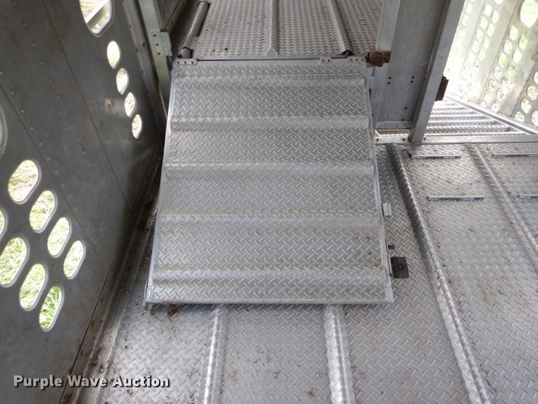 image for item GH9629 1998 Wilson Silver Star livestock trailer