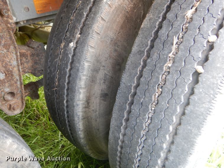 image for item GH9629 1998 Wilson Silver Star livestock trailer