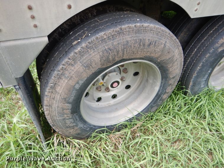 image for item GH9629 1998 Wilson Silver Star livestock trailer