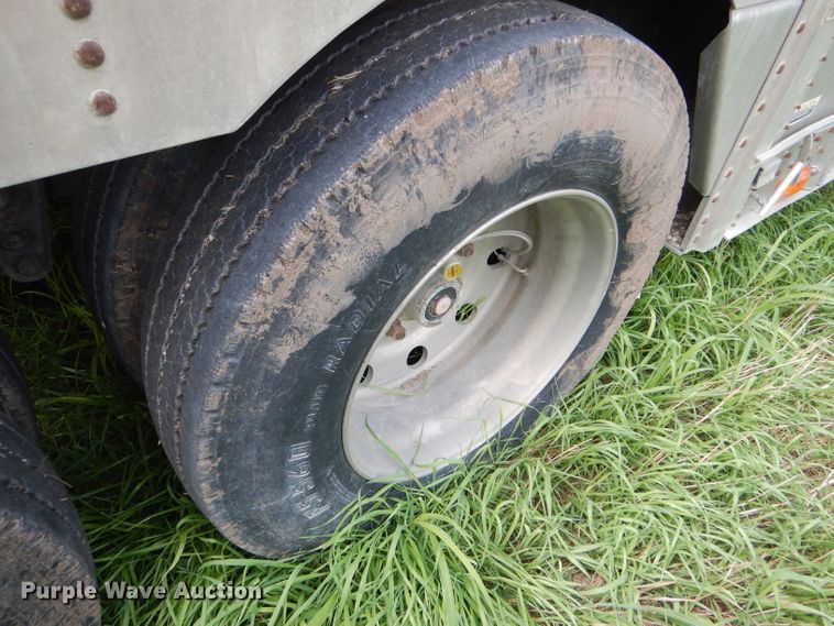 image for item GH9629 1998 Wilson Silver Star livestock trailer