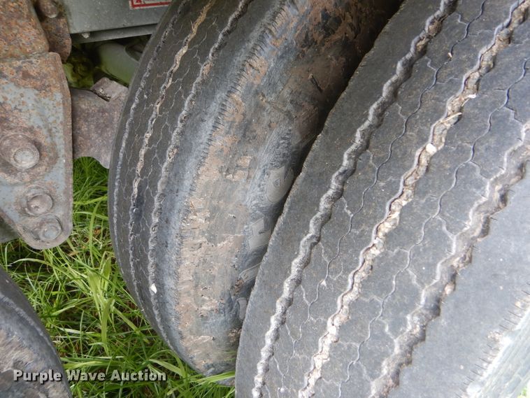 image for item GH9629 1998 Wilson Silver Star livestock trailer