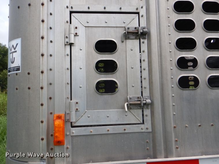 image for item GH9629 1998 Wilson Silver Star livestock trailer