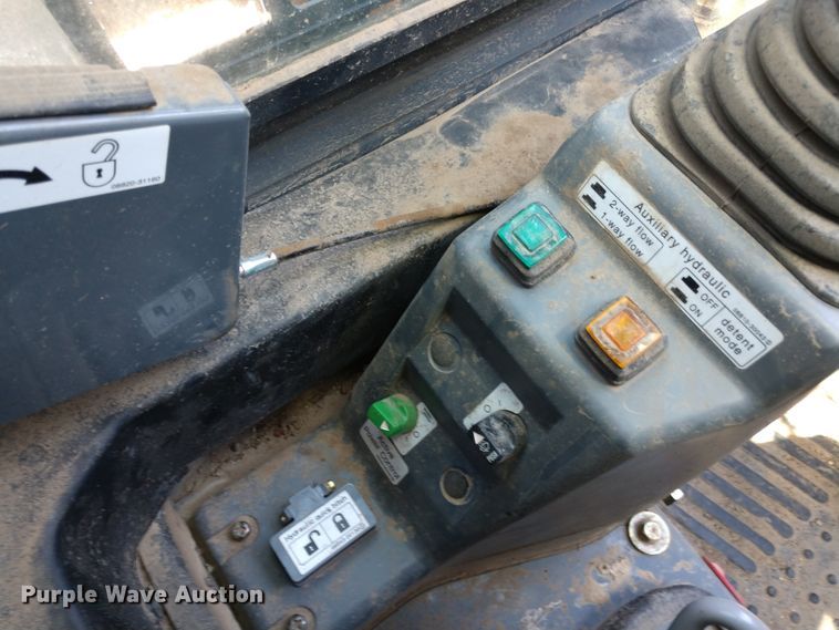 image for item DE6850 2016 Takeuchi TL-12 skid steer