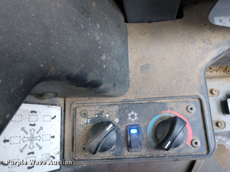 image for item DE6850 2016 Takeuchi TL-12 skid steer