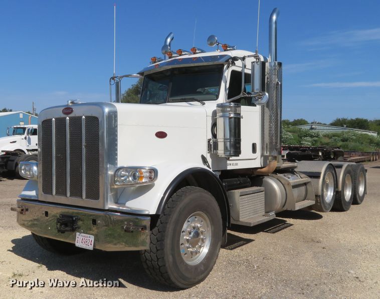 image for item DE6854 2013 Peterbilt 388 semi truck