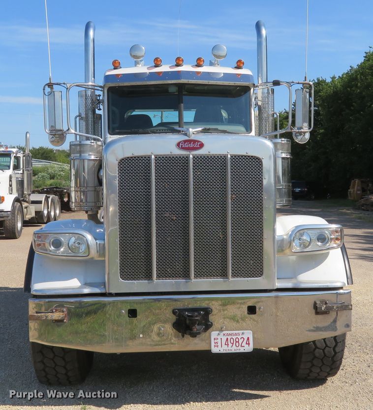 image for item DE6854 2013 Peterbilt 388 semi truck