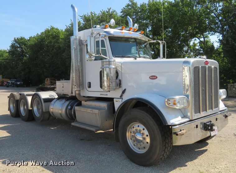image for item DE6854 2013 Peterbilt 388 semi truck