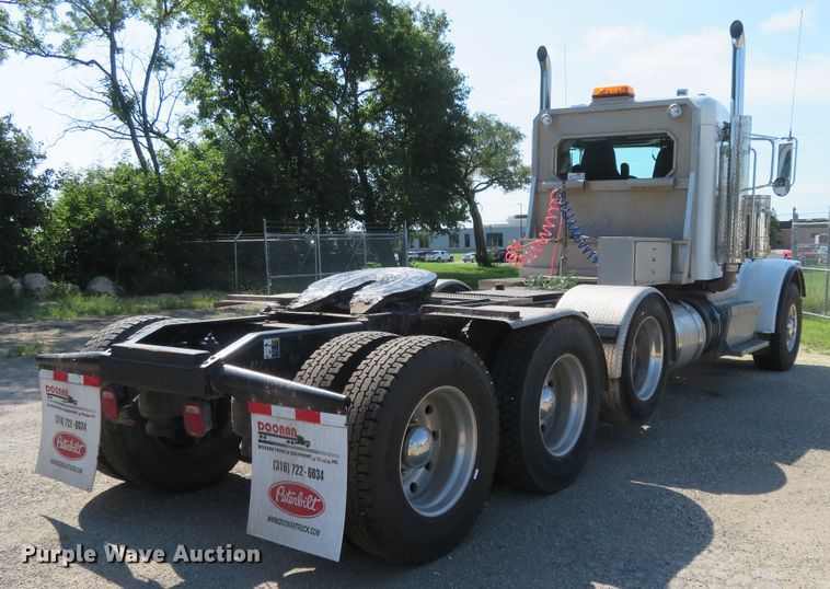 image for item DE6854 2013 Peterbilt 388 semi truck