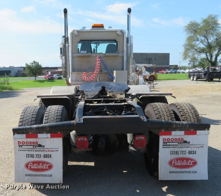 image for item DE6854 2013 Peterbilt 388 semi truck