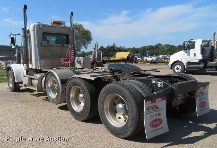 image for item DE6854 2013 Peterbilt 388 semi truck