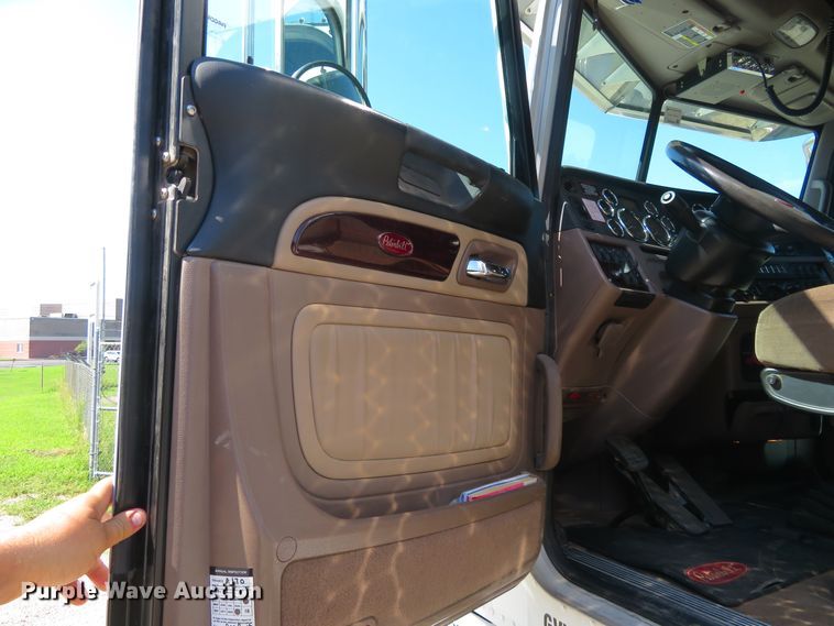 image for item DE6854 2013 Peterbilt 388 semi truck