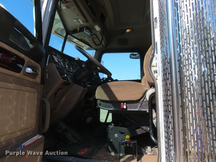 image for item DE6854 2013 Peterbilt 388 semi truck