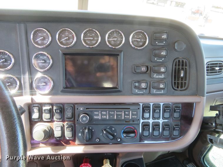 image for item DE6854 2013 Peterbilt 388 semi truck