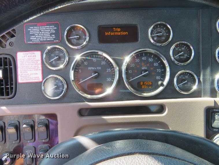 image for item DE6854 2013 Peterbilt 388 semi truck