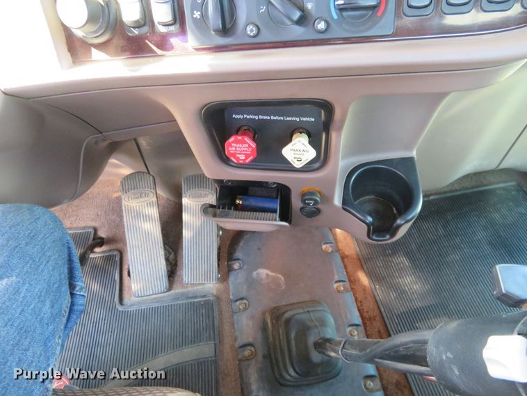 image for item DE6854 2013 Peterbilt 388 semi truck