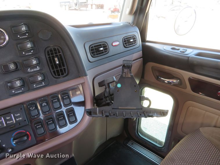 image for item DE6854 2013 Peterbilt 388 semi truck