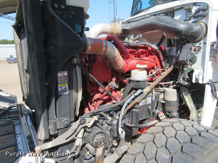 image for item DE6854 2013 Peterbilt 388 semi truck