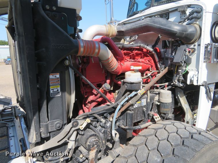 image for item DE6854 2013 Peterbilt 388 semi truck