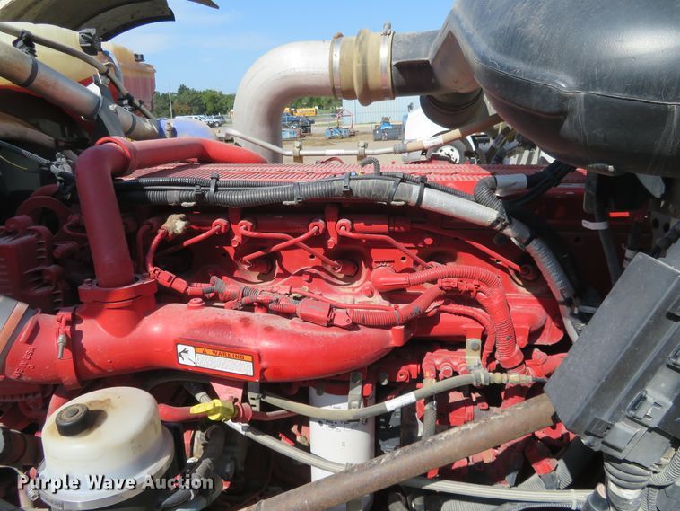 image for item DE6854 2013 Peterbilt 388 semi truck