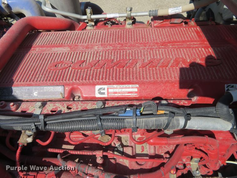 image for item DE6854 2013 Peterbilt 388 semi truck