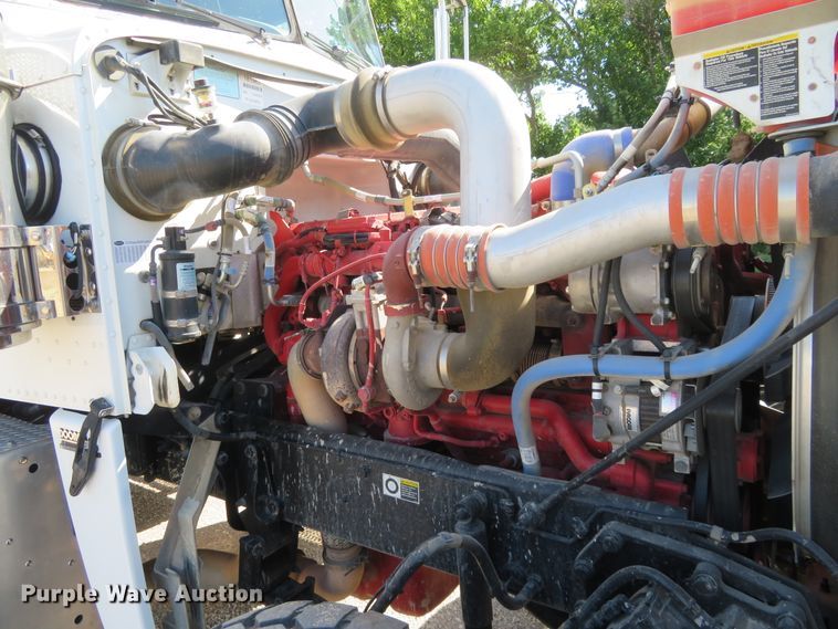 image for item DE6854 2013 Peterbilt 388 semi truck