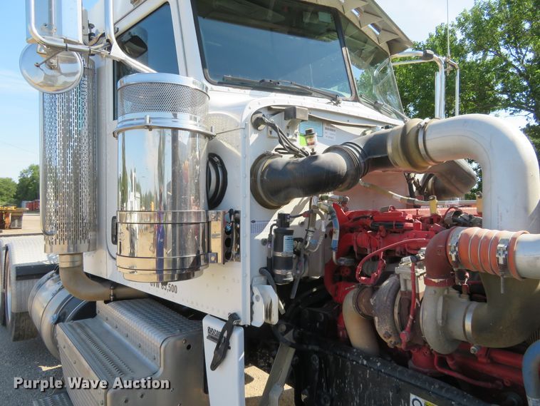 image for item DE6854 2013 Peterbilt 388 semi truck