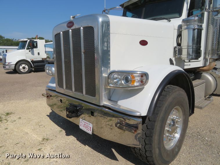 image for item DE6854 2013 Peterbilt 388 semi truck