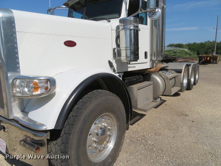 image for item DE6854 2013 Peterbilt 388 semi truck