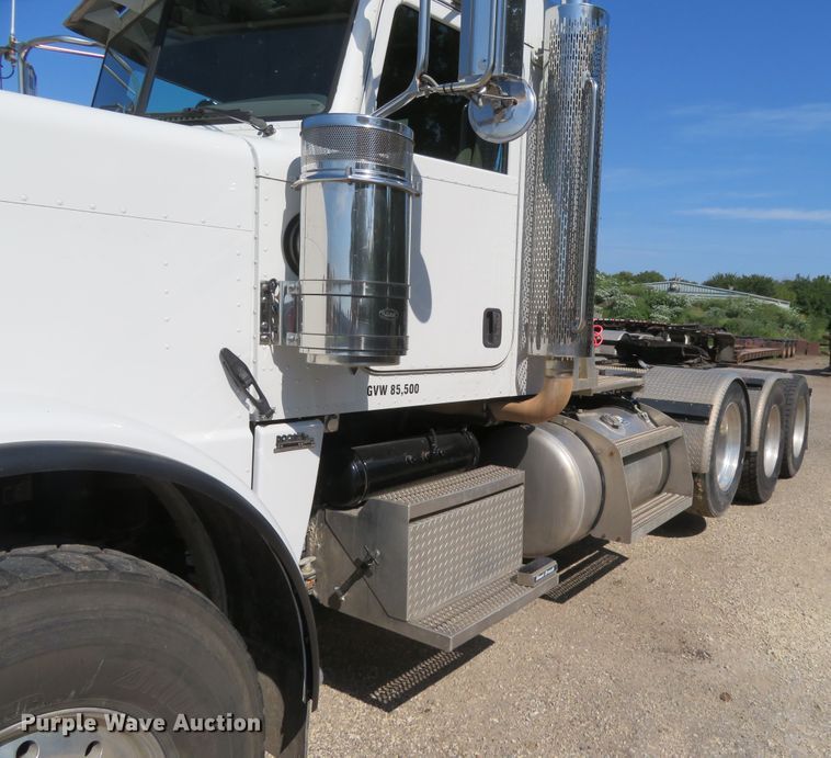 image for item DE6854 2013 Peterbilt 388 semi truck