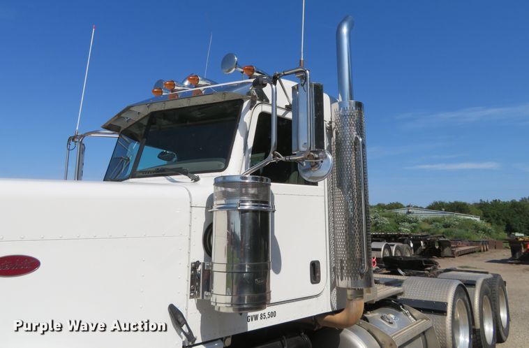 image for item DE6854 2013 Peterbilt 388 semi truck
