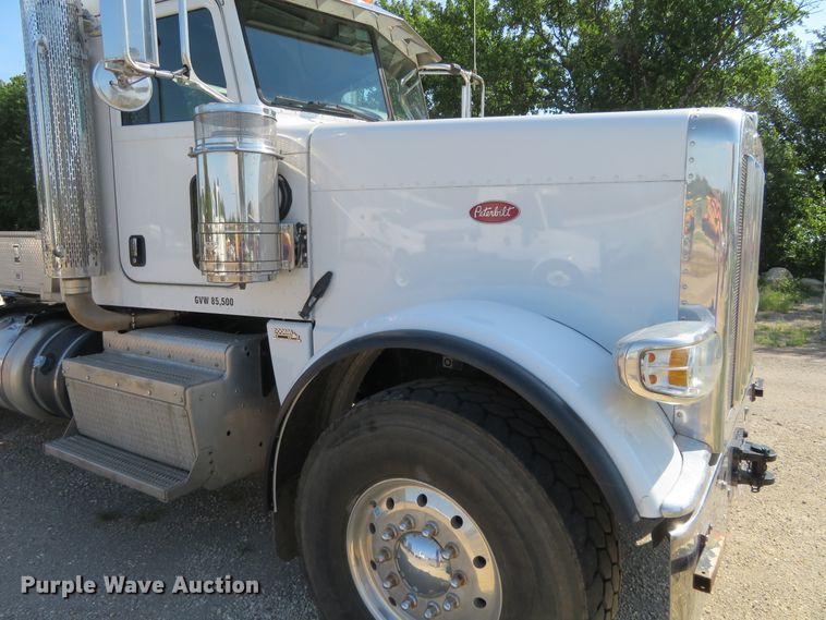 image for item DE6854 2013 Peterbilt 388 semi truck