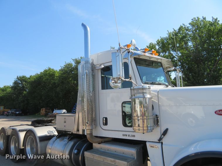 image for item DE6854 2013 Peterbilt 388 semi truck