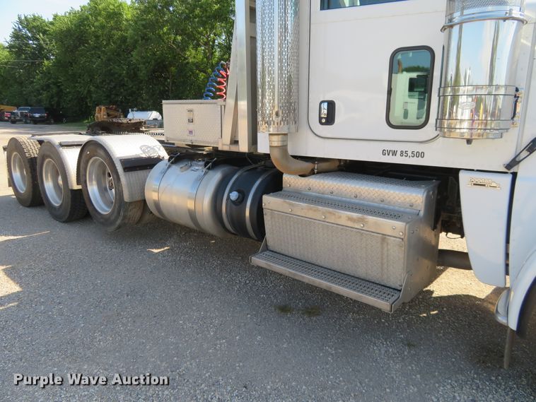 image for item DE6854 2013 Peterbilt 388 semi truck