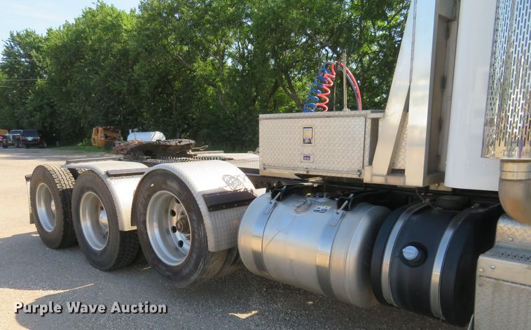 image for item DE6854 2013 Peterbilt 388 semi truck