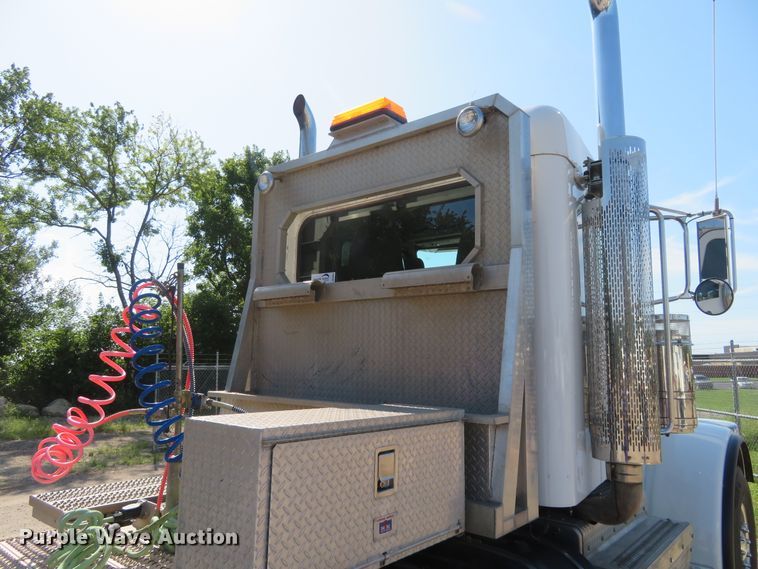 image for item DE6854 2013 Peterbilt 388 semi truck