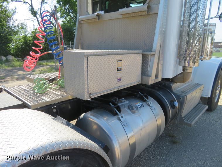 image for item DE6854 2013 Peterbilt 388 semi truck