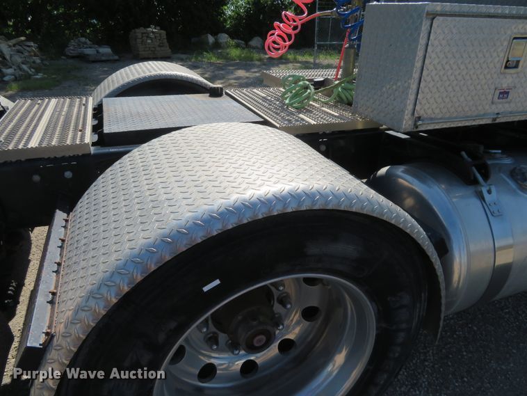 image for item DE6854 2013 Peterbilt 388 semi truck