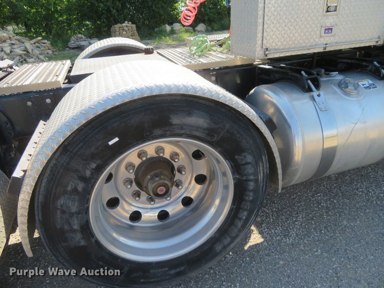 image for item DE6854 2013 Peterbilt 388 semi truck