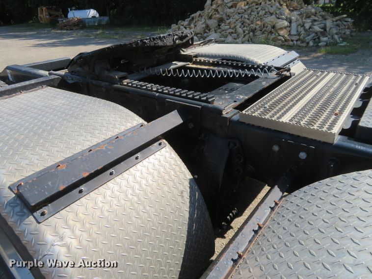 image for item DE6854 2013 Peterbilt 388 semi truck