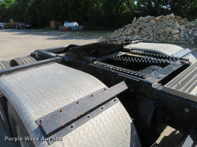 image for item DE6854 2013 Peterbilt 388 semi truck